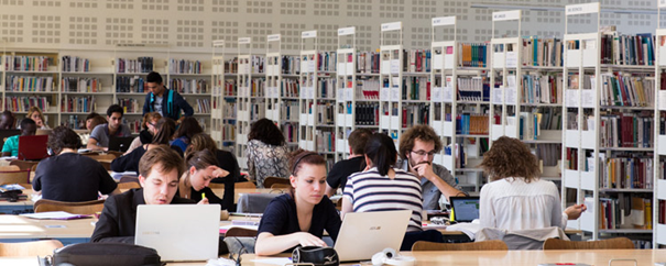 Etudiants travaillant dans la bibliothèque universitaire du Bourget-du-Lac